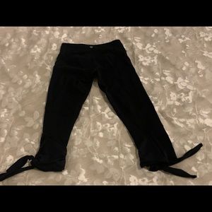 Lululemon bowknot crop pants size 4 Black